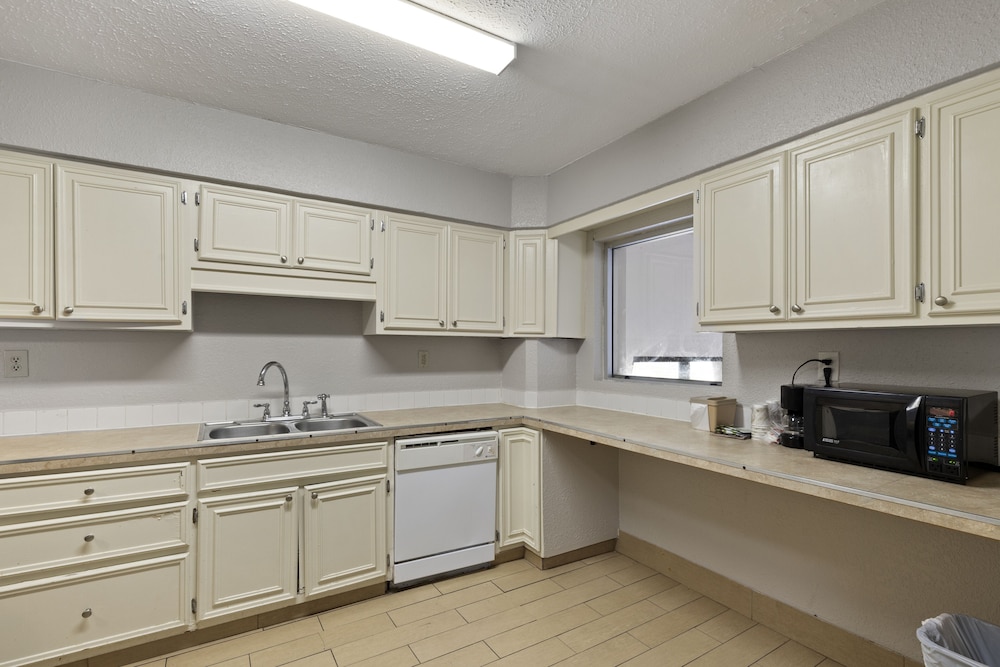 Ocean Crest Inn and Suites - photo 18