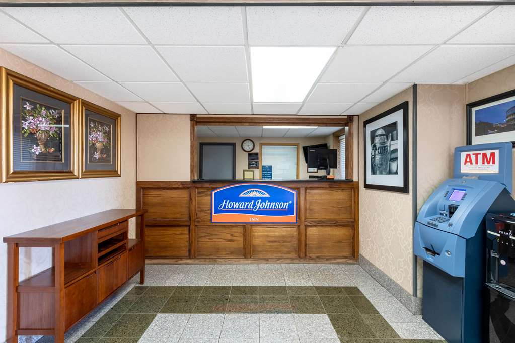 Howard Johnson by Wyndham Gillette - featured photo