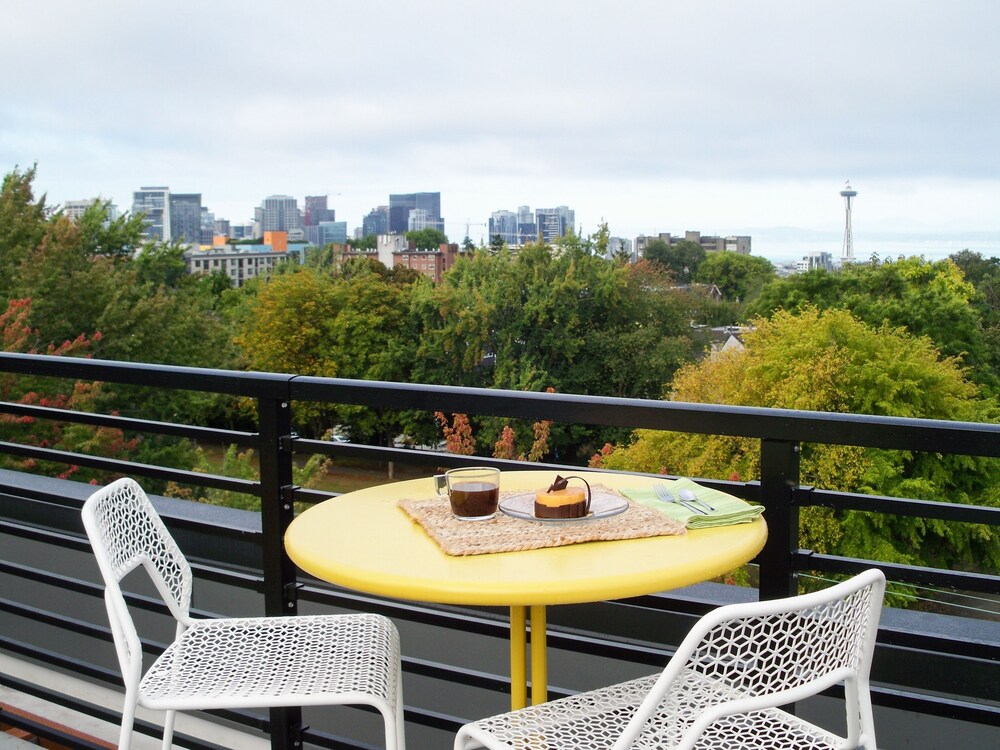 NEW Bright Capitol Hill Condo Great Location Views — 4-Star Luxury Hotel in Seattle, United States