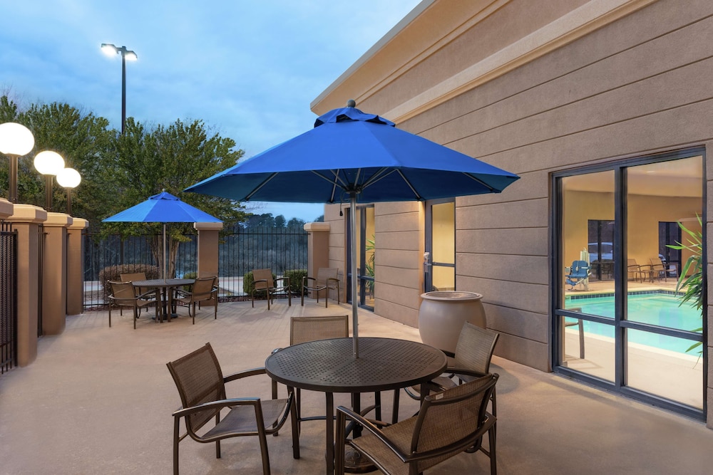 Hampton Inn and Suites Pine Bluff - photo 36