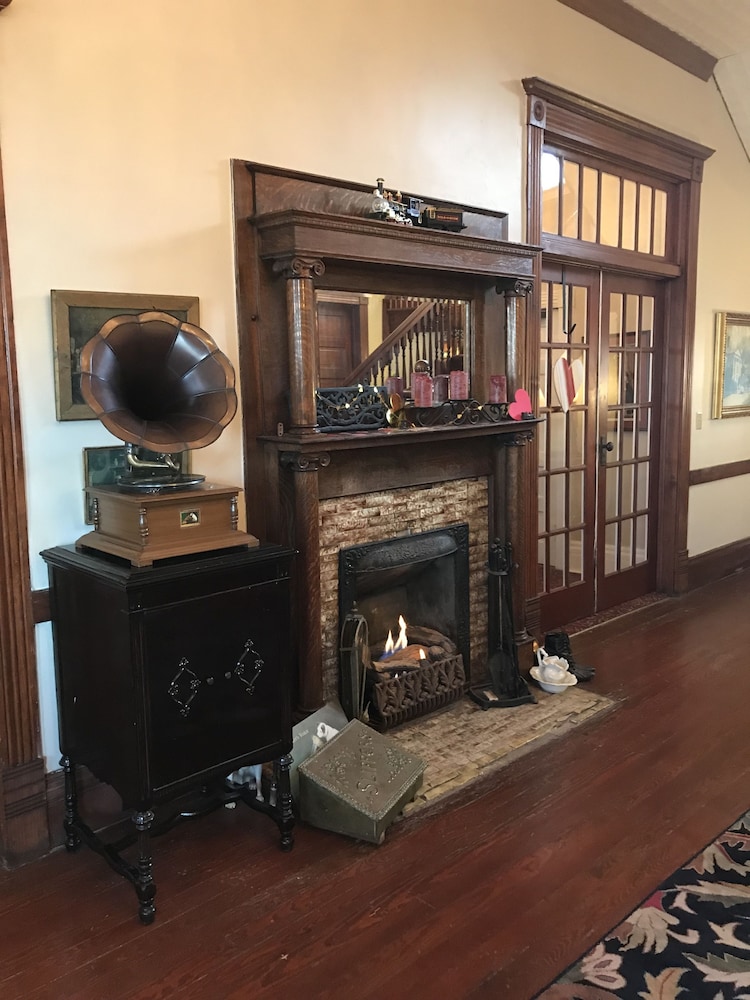Grand Victorian Inn - photo 27