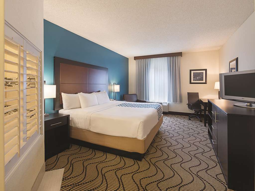 La Quinta Inn & Suites by Wyndham Central Point Medford - photo 31