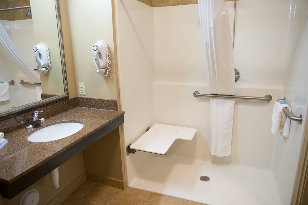 Holiday Inn Express Hotel & Suites Northwood by IHG - photo 13