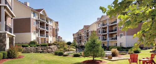 Beautiful Hotel in Mountain Vista 2BD Sleeps up to 8 in Branson, United States