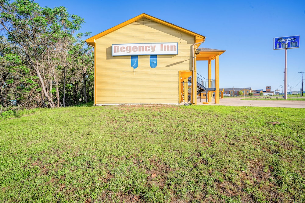 Regency Inn By OYO Rockdale TX - photo 40