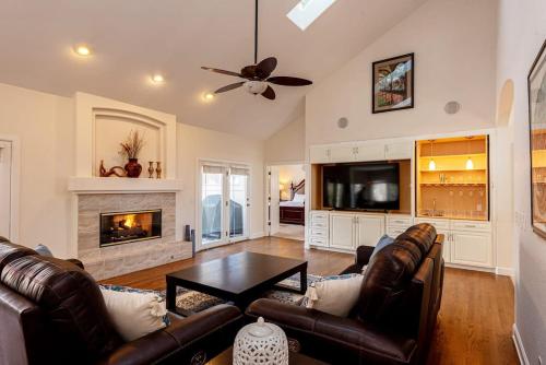 Luxurious 4BR Retreat Pool Table & Chic Amenities in Boulder, United States