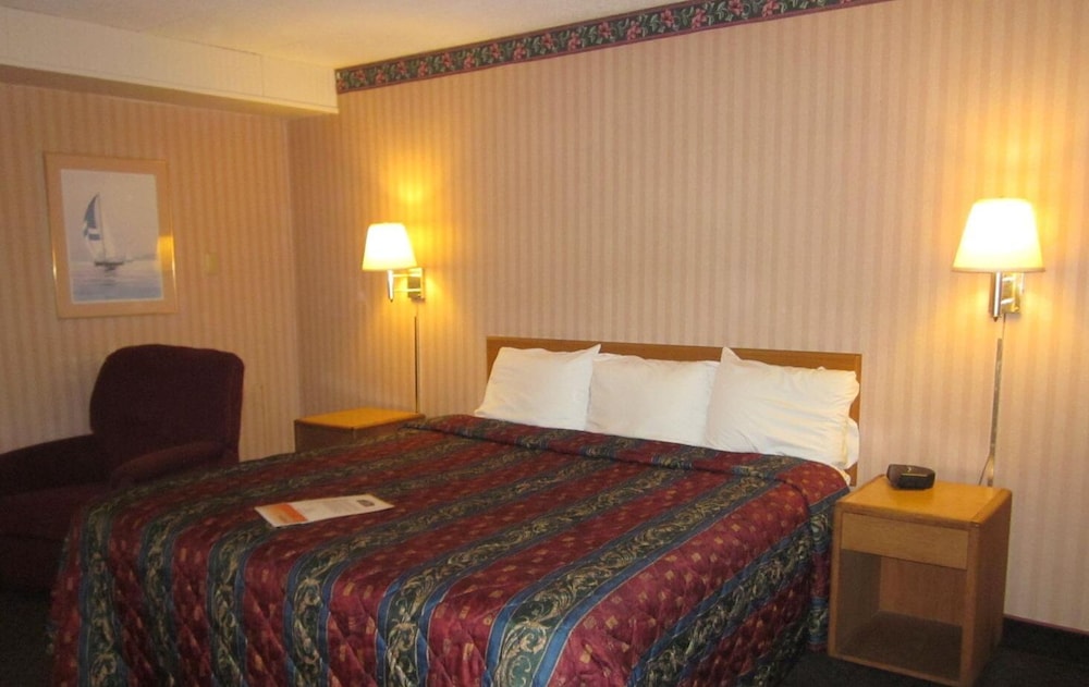 Howard Johnson by Wyndham Benton Harbor St. Joseph - photo 9