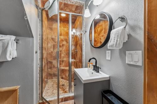 Breckenridge Escape with Private Hot Tub & Deck — hotel in Crete
