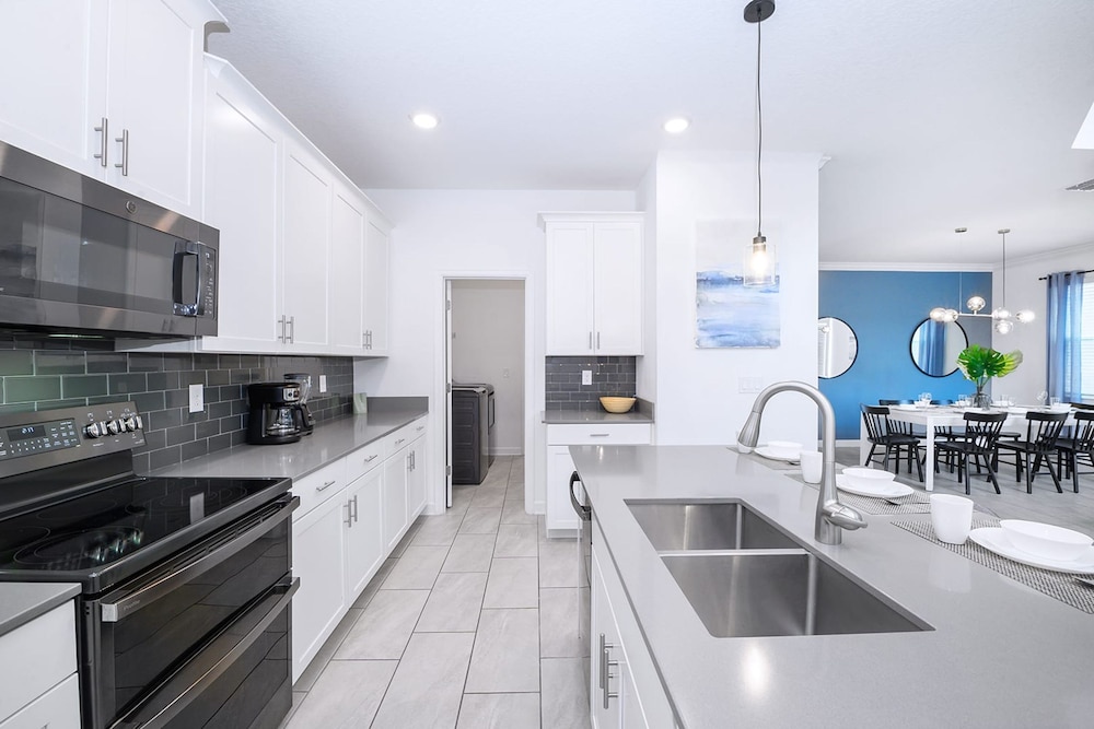 Bright & Airy 5BR Resort Home with Pool - photo 18