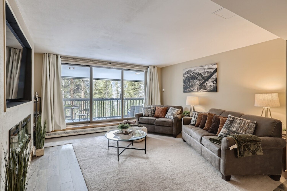 Views Overlooking Keystone w Shuttle to Lifts — 4-Star Luxury Hotel in Keystone, United States