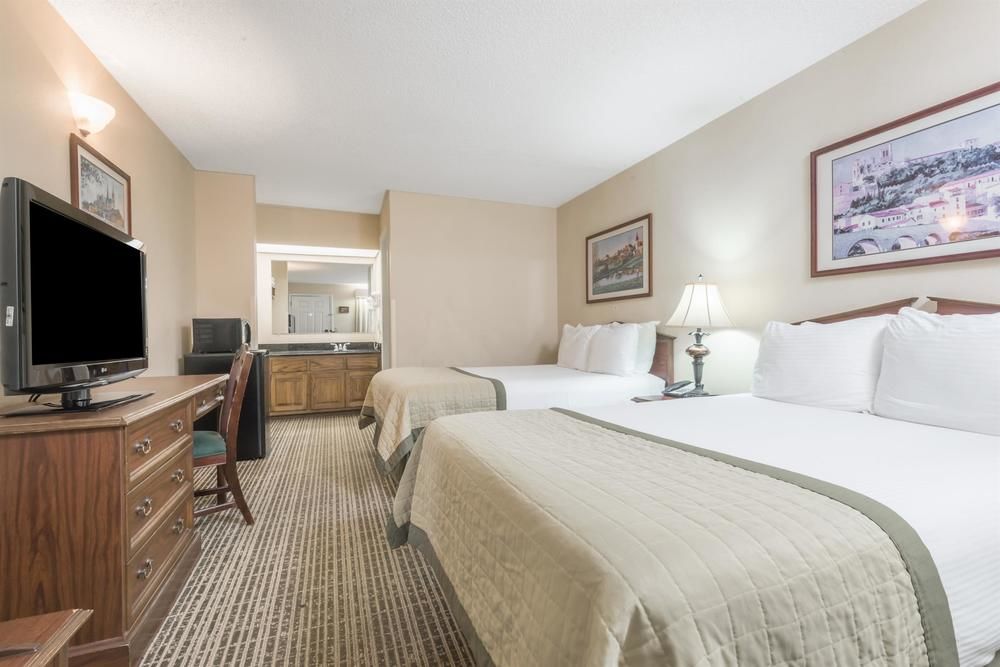 Baymont by Wyndham Greenville - photo 10