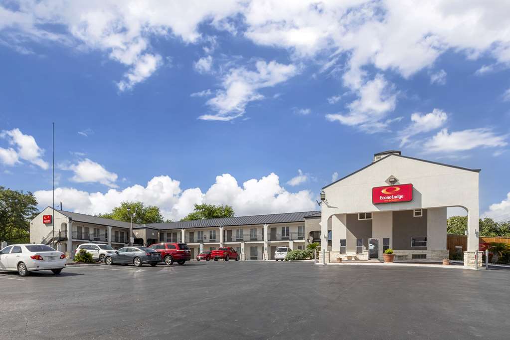 Econo Lodge Inn & Suites Near Lackland AFB - photo 3