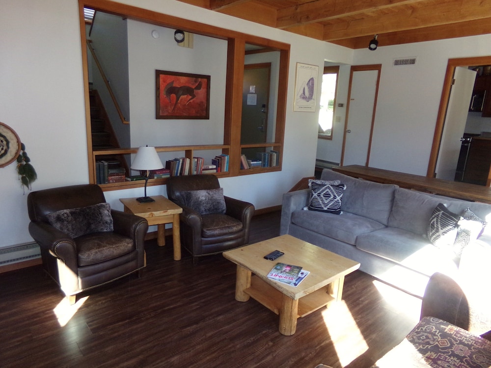Tennis Townhome 2 Bed 2.5 Bath - photo 8