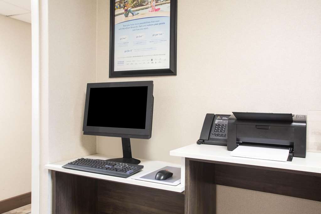 La Quinta Inn by Wyndham St. Louis Hazelwood Airport North - photo 40