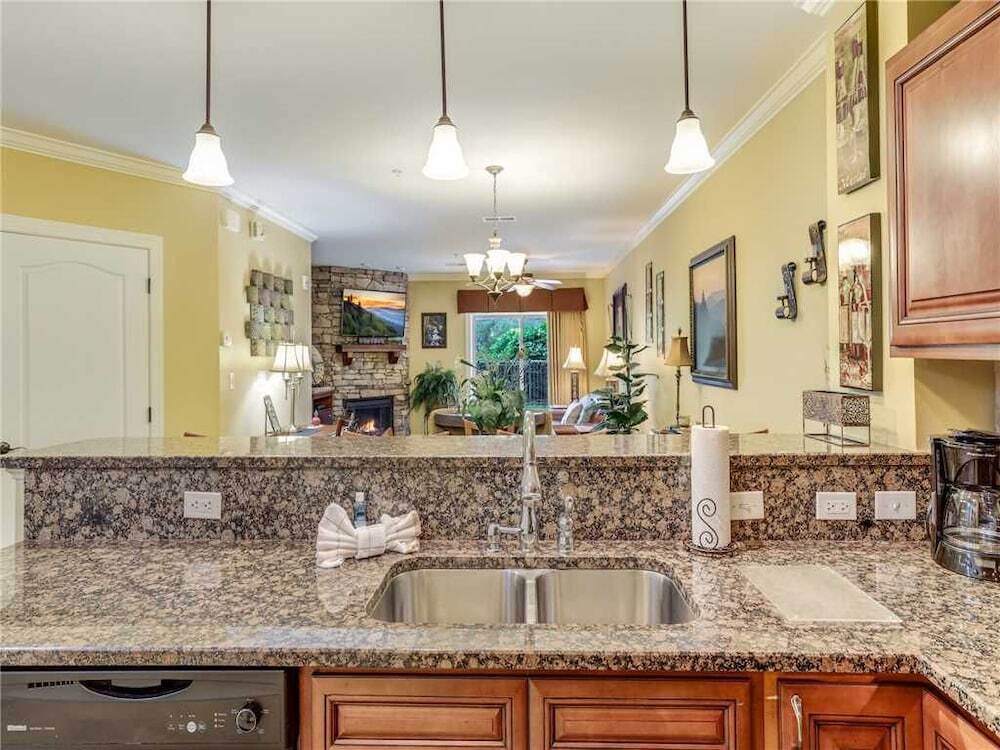 Downtown Delight 2 Bedrooms Pool Hot Tub Sleeps 6 - photo 4