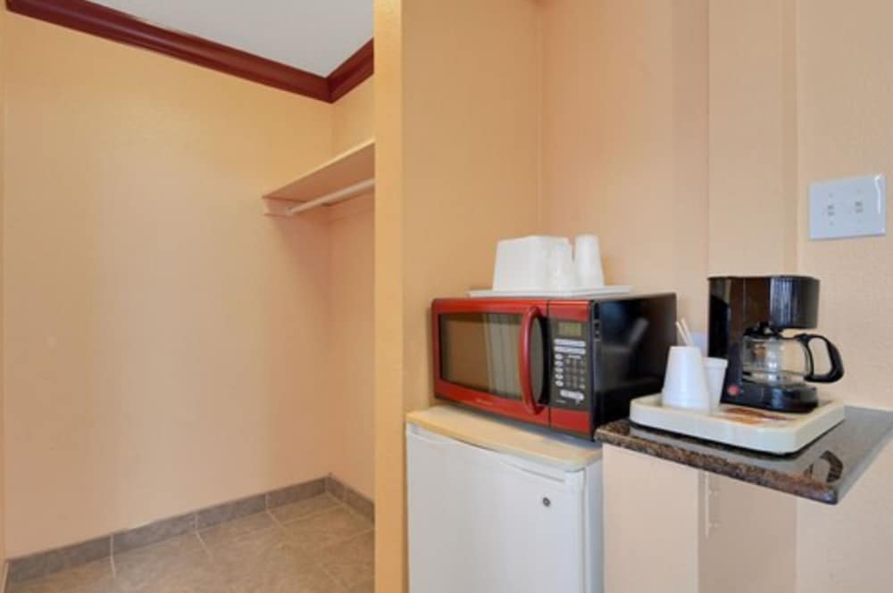 America's Deluxe Inn - photo 22