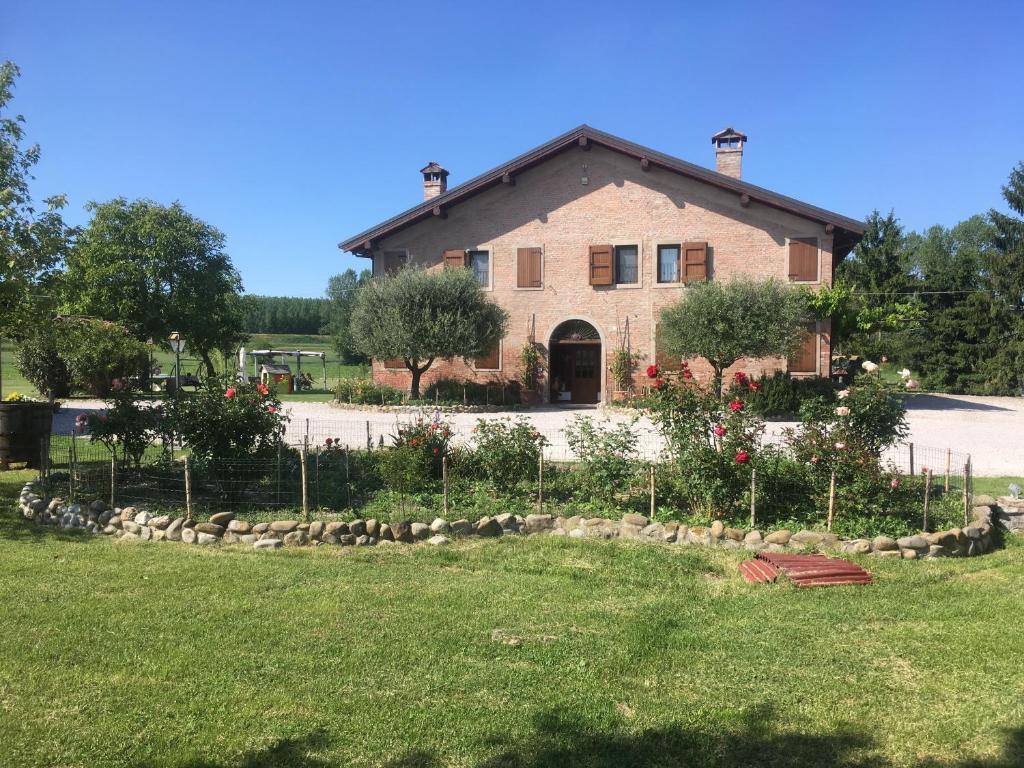 Agriturismo La Cascinetta — 4-Star Luxury Hotel in Pieve Di Cento, Italy