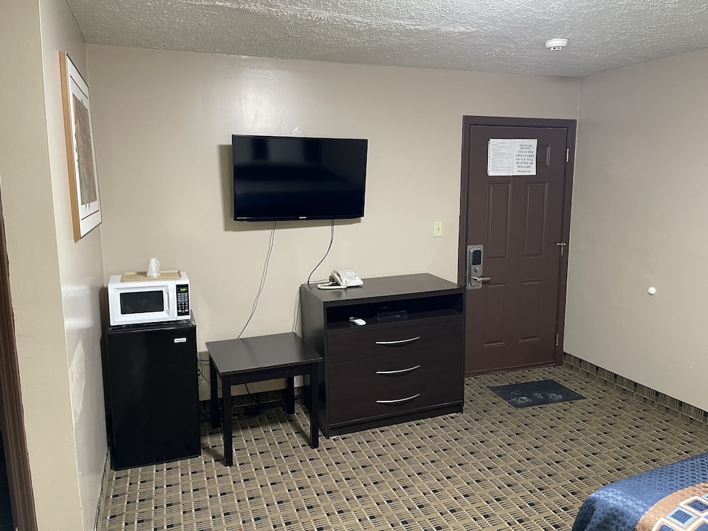 Economy Inn And Suites Ashtabula - photo 16