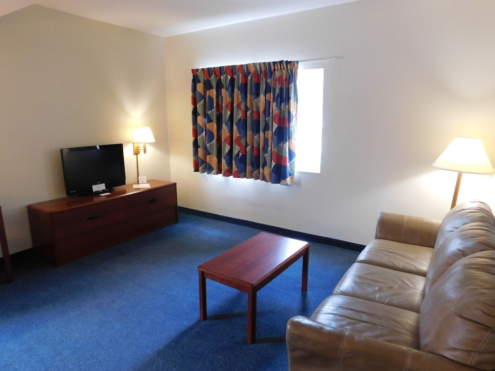 Reston Inn & Suites - photo 33
