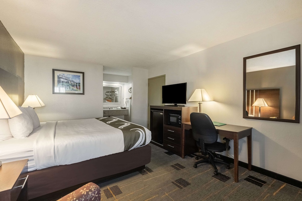 Quality Inn Cleveland North - photo 9