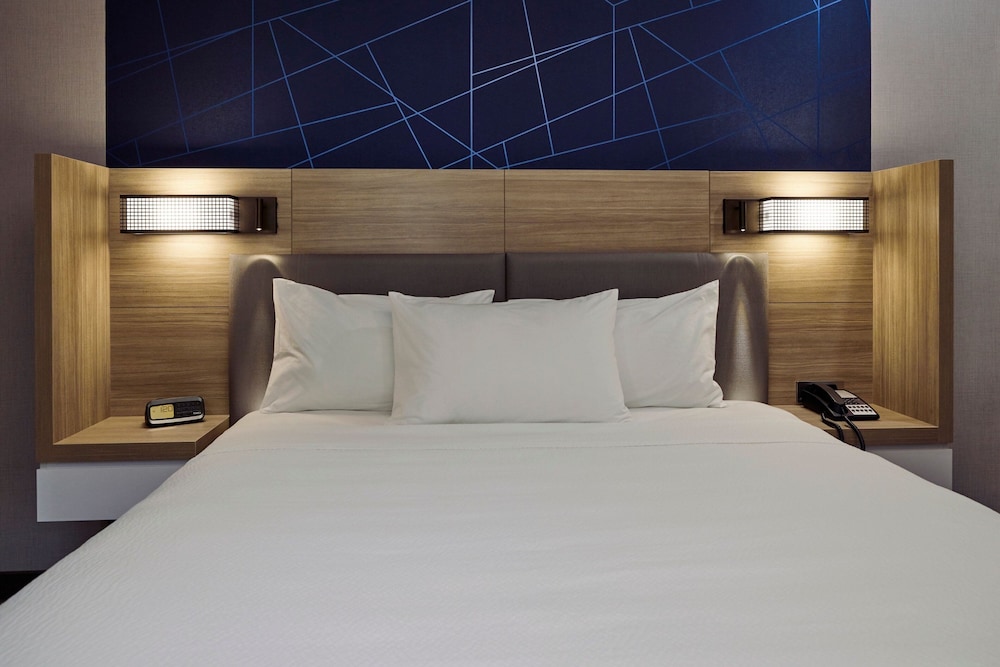 SpringHill Suites by Marriott Medford Airport - photo 13