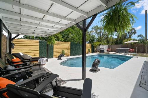 Perfect Pool & Hot Tub Retreat — hotel in Pinellas Park