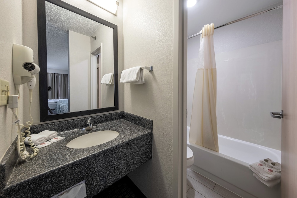 HomeTown Inn by Red Roof East Syracuse - photo 36