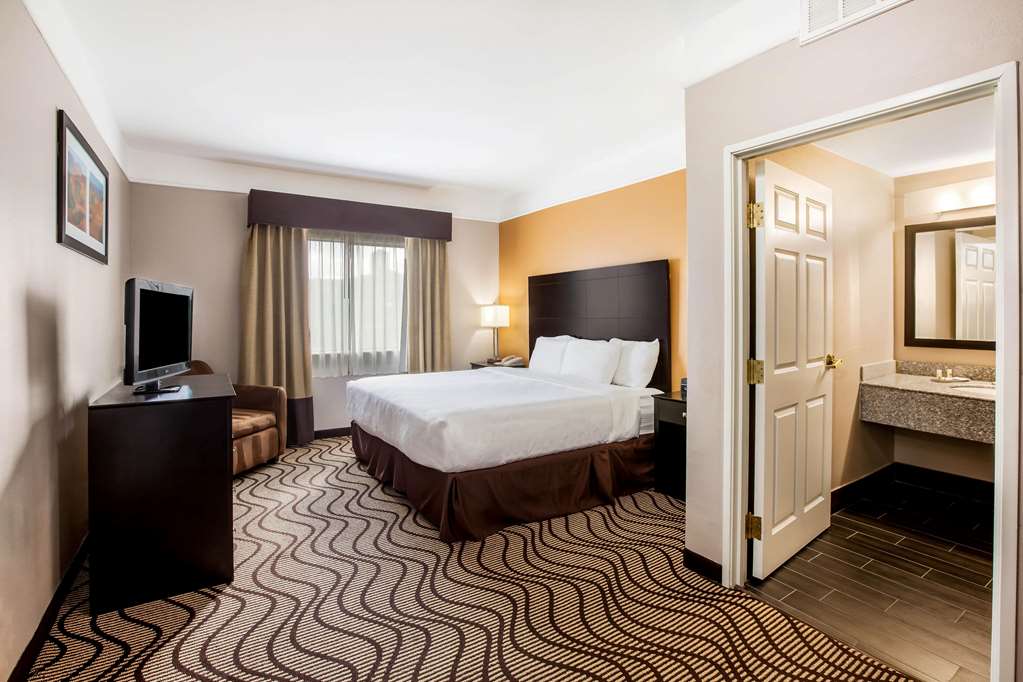 La Quinta Inn & Suites by Wyndham Pasadena - photo 28