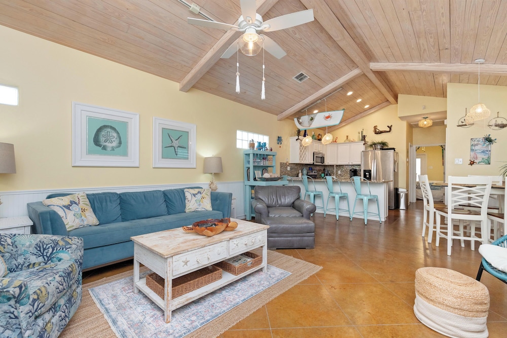 Mango Bungalow Sleeps 8 2 Community Pools — 4-Star Luxury Hotel in Port Aransas, United States