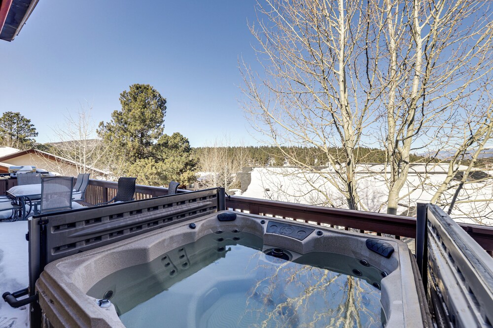 Angel Fire Townhome w Hot Tub: 2 Mi to Ski Resort — 4-Star Luxury Hotel in Angel Fire, United States