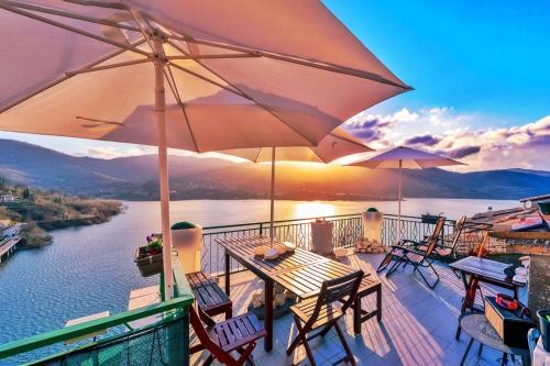 La terrazza sul lago Turano — 4-Star Luxury Hotel in Castel Di Tora, Italy