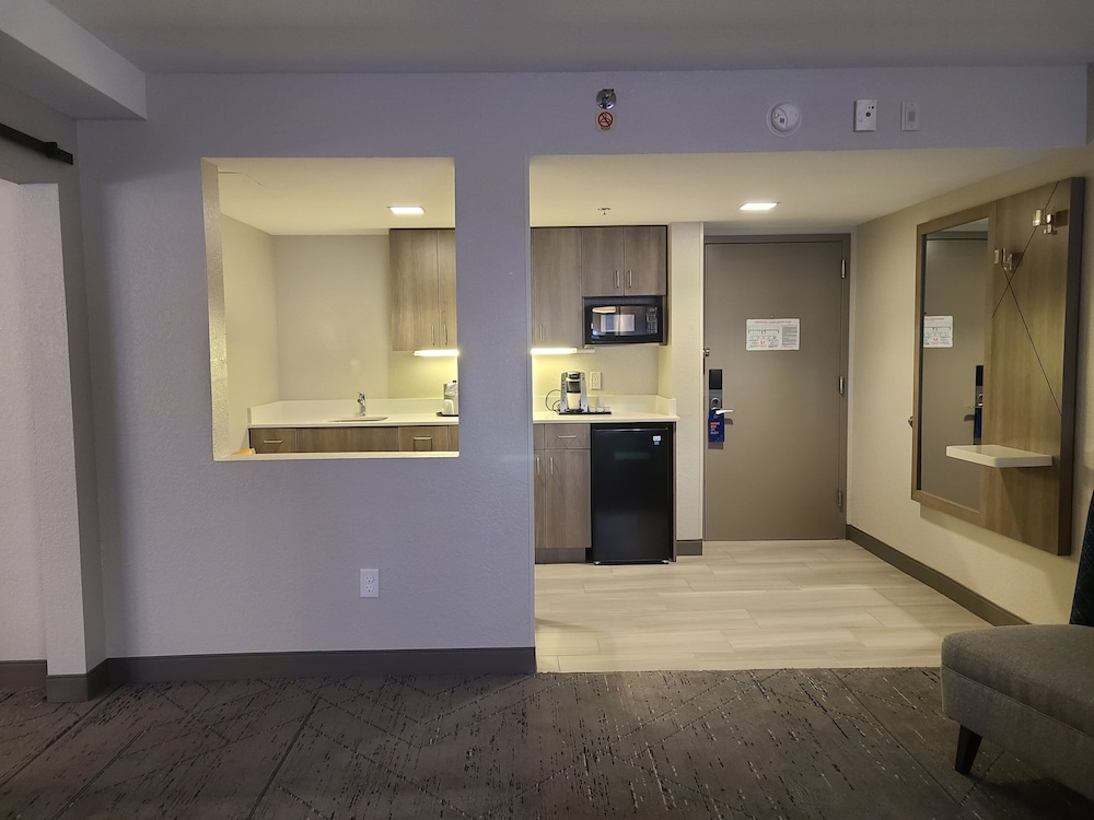Holiday Inn Express & Suites Ft. Lauderdale N Exec Airport by IHG - photo 22