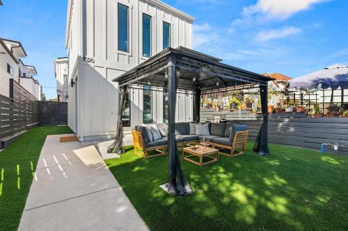 Brand New Coastal Contemporary in Pacific Beach in San Diego, United States