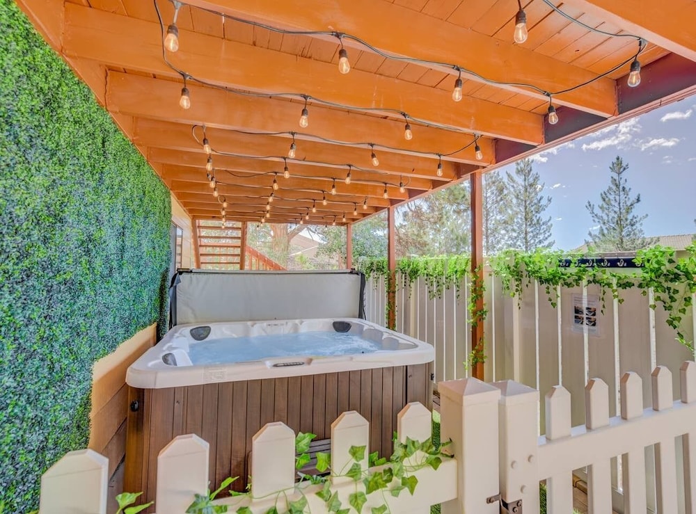 4BR AF Academyw hot Tub & Firepit in Colorado Springs, United States