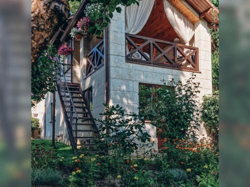 White Valley entire Guest House next to Forest — 4-Star Luxury Hotel in Chisinau, Moldova