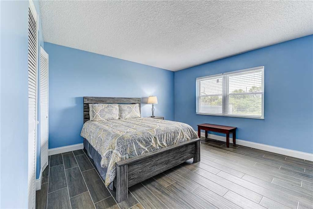 Island Retreat Upper B Ocean Front 2 Bedrooms Sleeps 6 - photo 5