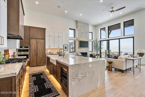 Proximity to Deer Valley East and Breathtaking Natural Beauty with Unparalleled Elegance — hotel in Oakville