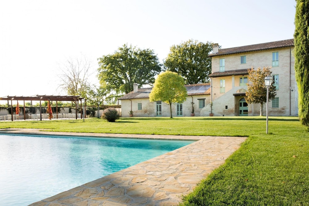 Villa Quattro Stagioni — 4-Star Luxury Hotel in Marsciano, Italy