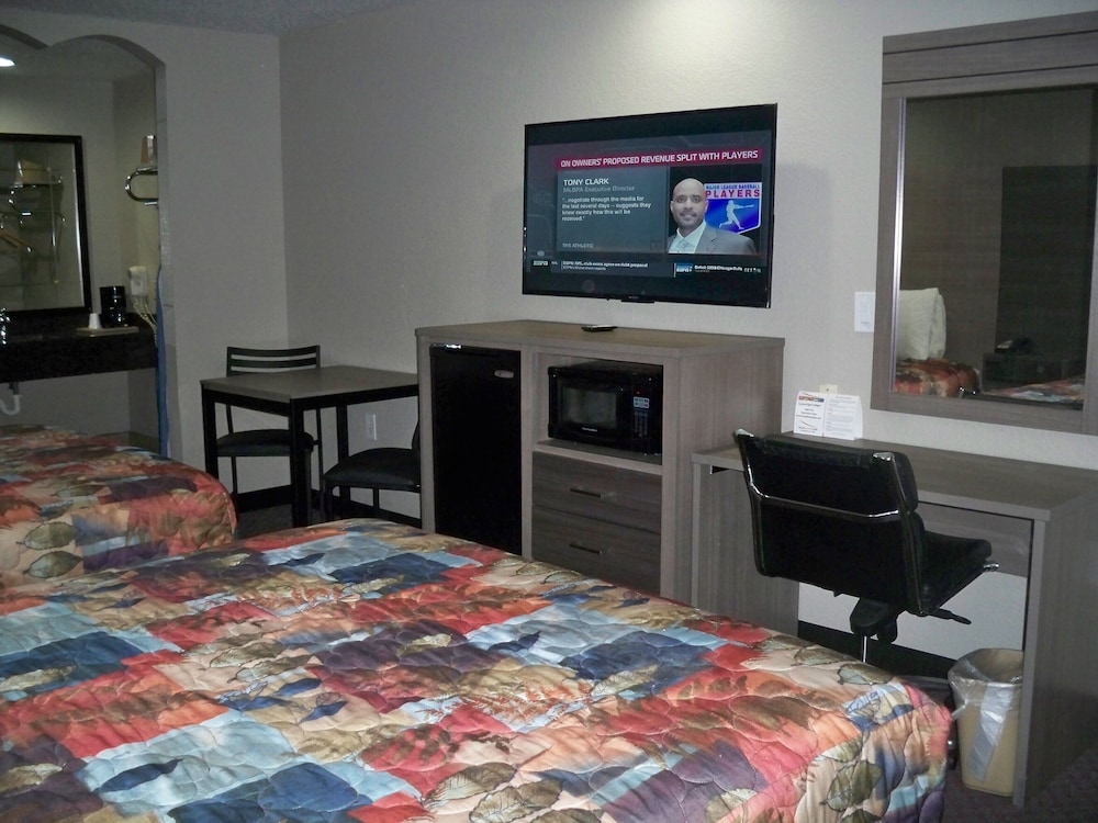 Scottish Inn & Suites - photo 44