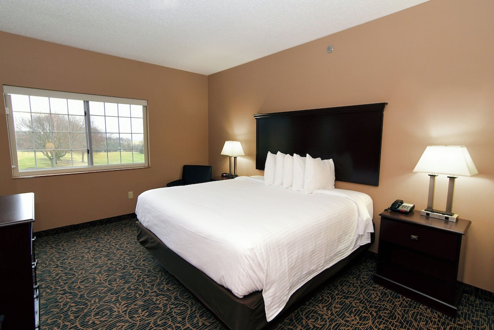 Cobblestone Inn & Suites Denison Majestic Hills - photo 22