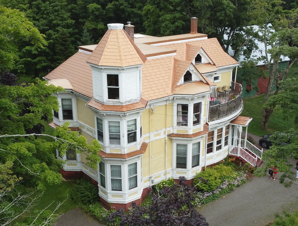 Evangeline's Tower Bed & Breakfast — hotel in Parrsboro