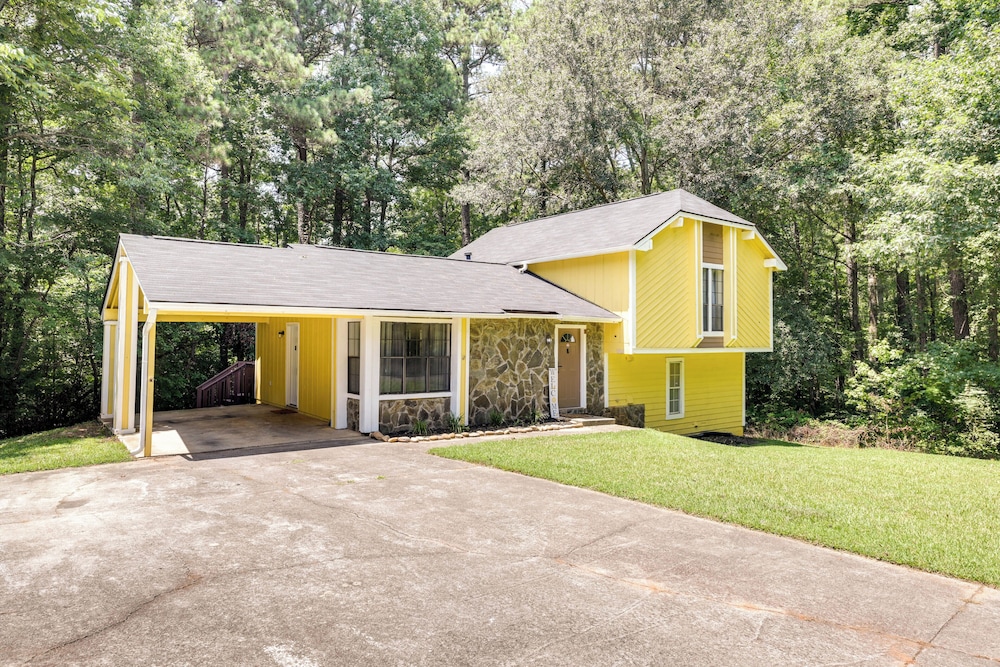 Fairburn Home With 2 Decks Grill And Outdoor Dining 19230335 — Fairburn