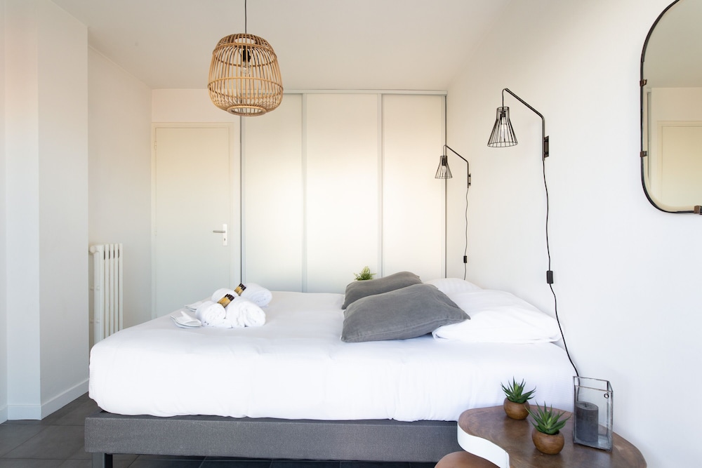 Hekla Yourhosthelper — Cannes — photo 3