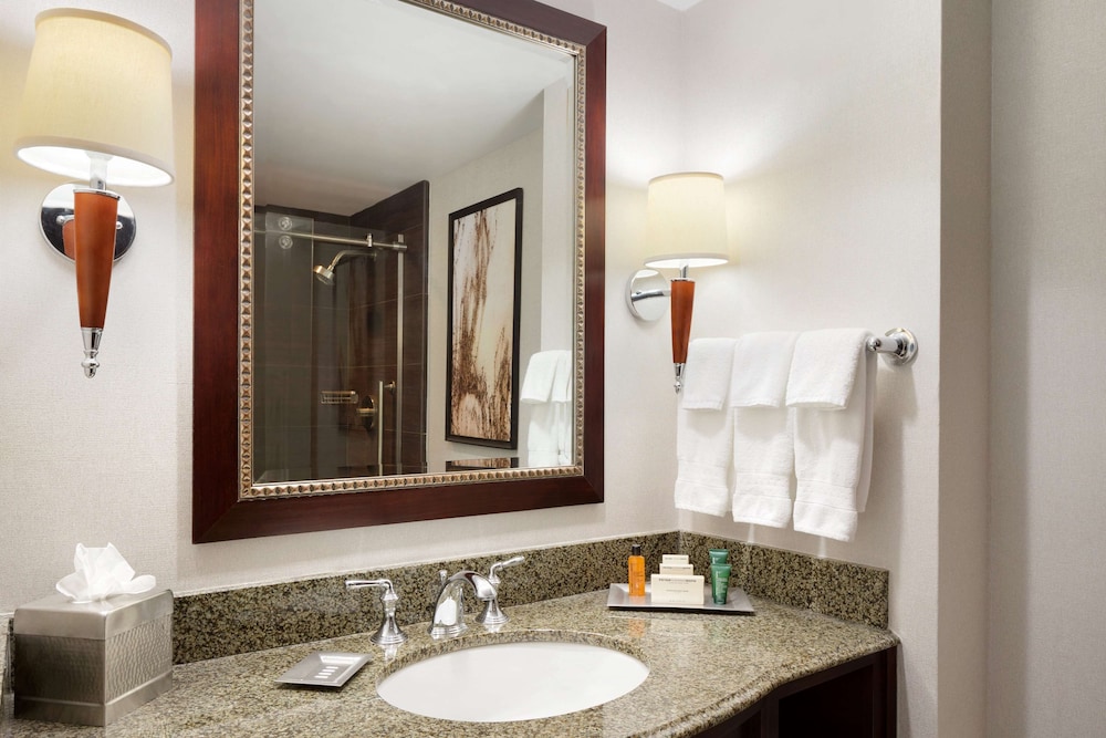 Hilton East Brunswick Hotel & Executive Meeting Center - photo 18