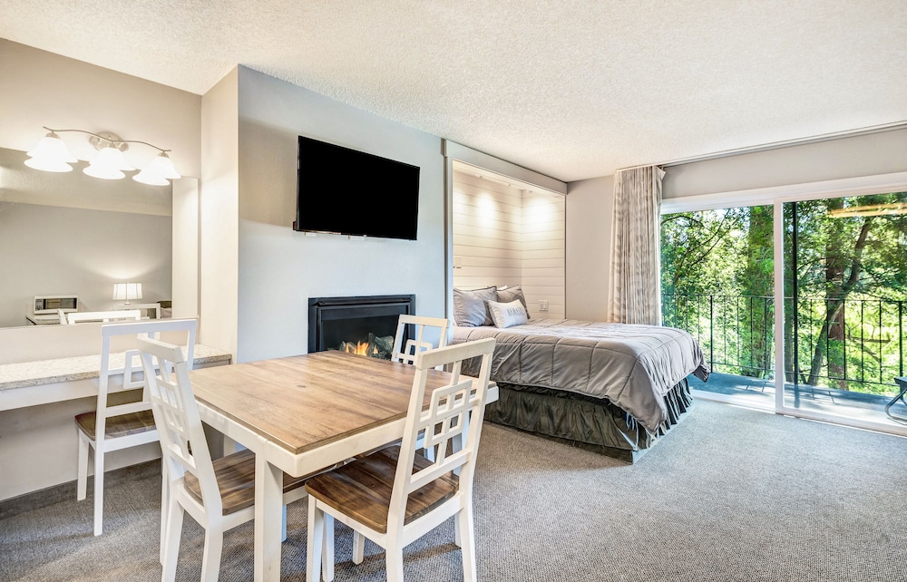 Bend Riverside Inn & Suites - photo 232