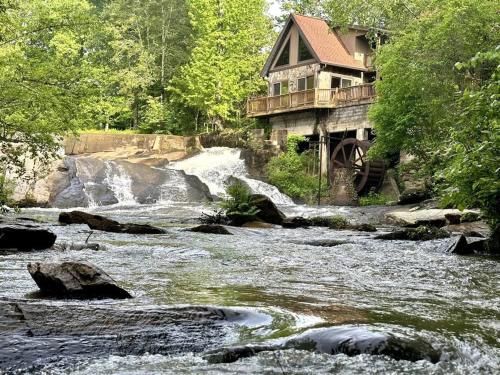 Lay Lodge at Falling Water Resort pet-friendly hotel Walhalla