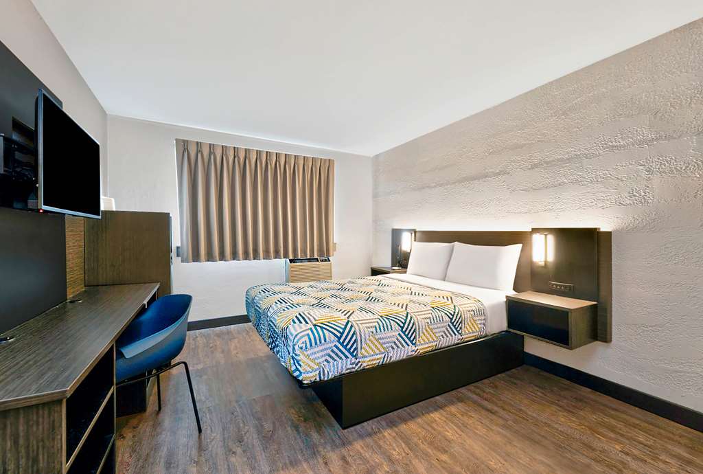 Motel 6 Cedar Rapids IA Airport - photo 16