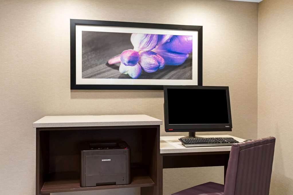La Quinta Inn & Suites by Wyndham Hartford Bradley Airport - photo 47