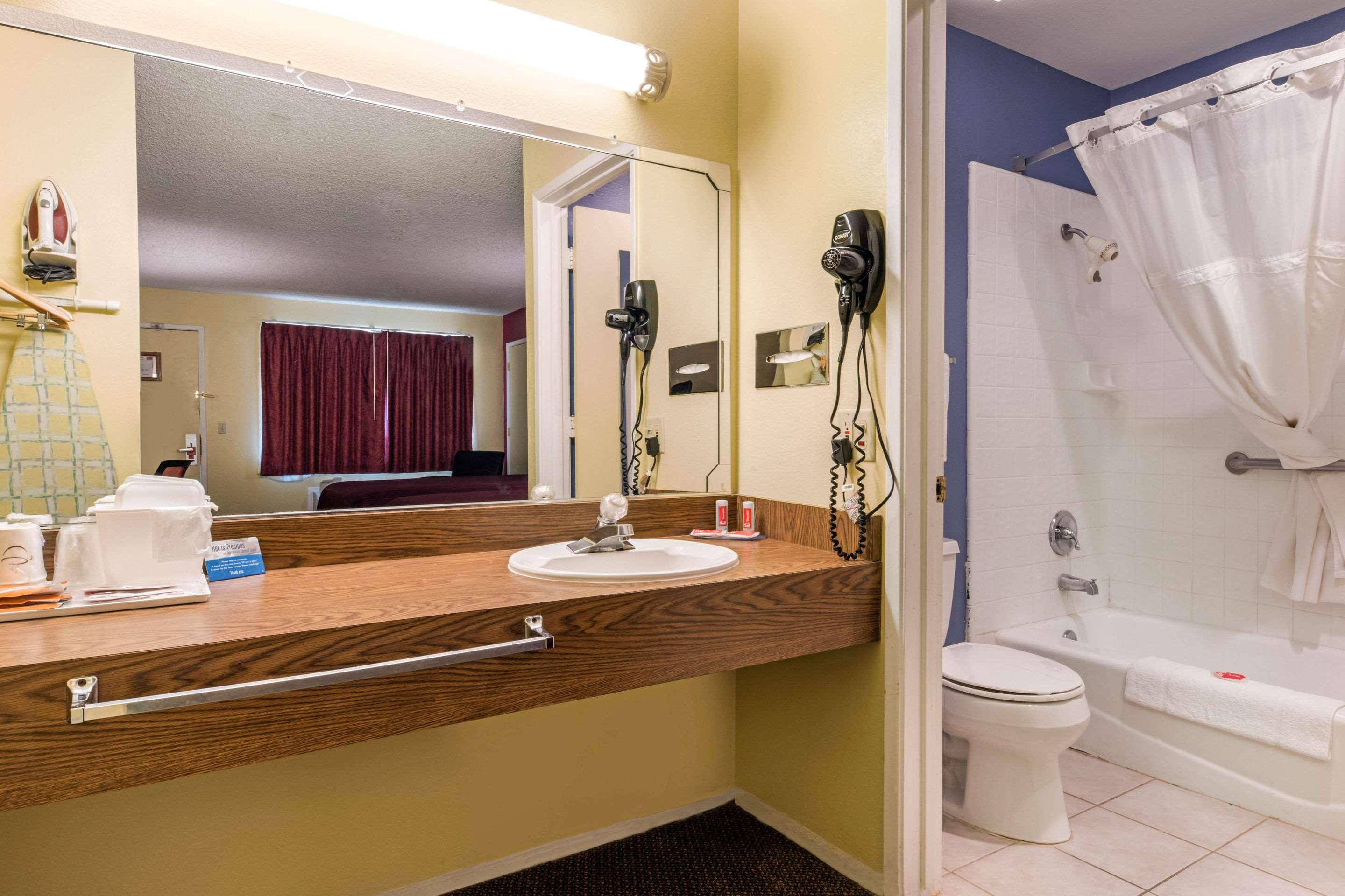 Econo Lodge Gilroy - photo 31
