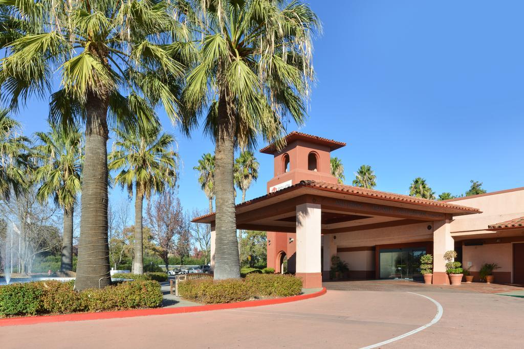 Red Lion Woodlake & Conference Center - photo 3